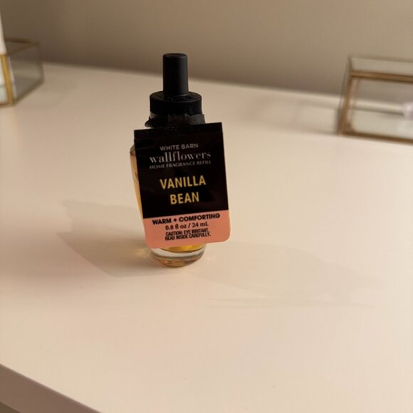 Bath & Body Works Vanilla Bean Wallflower NWT - Picture 2 of 2